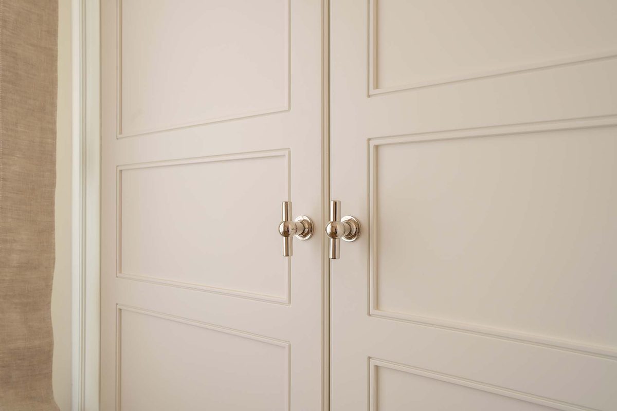 Puertas plafonadas con tiradores niquelados