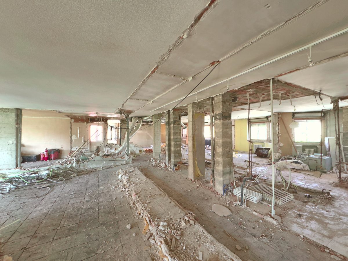 Vivienda en demolición con la estructura original a la vista