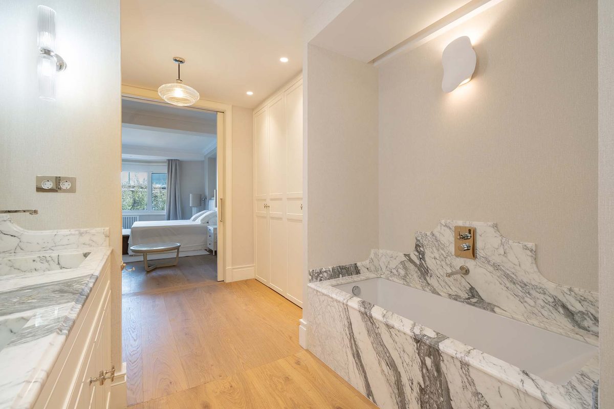 Baño con lavabo de mármol blanco veteado